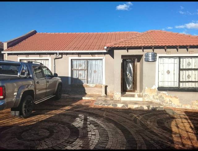 3 BEDROOM HOUSE FOR SALE IN KAGISO